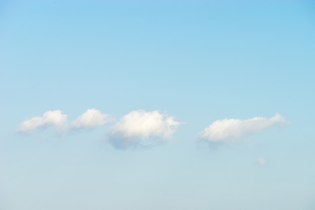 Gezwollen witte wolken tegen blauwe hemelachtergrond