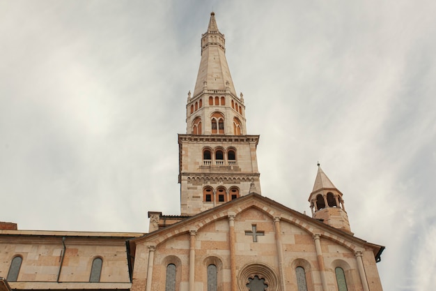 Ghirlandina oude toren en duomo van onderen in de stad Modena, Italië