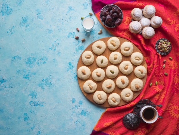 Ghorayeba-snoepjes. Eid eet. Cookies van El Fitr Islamic Feast. Ramadan snoep achtergrond.