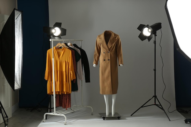 Ghost mannequin kleding en professionele verlichtingsapparatuur in moderne fotostudio