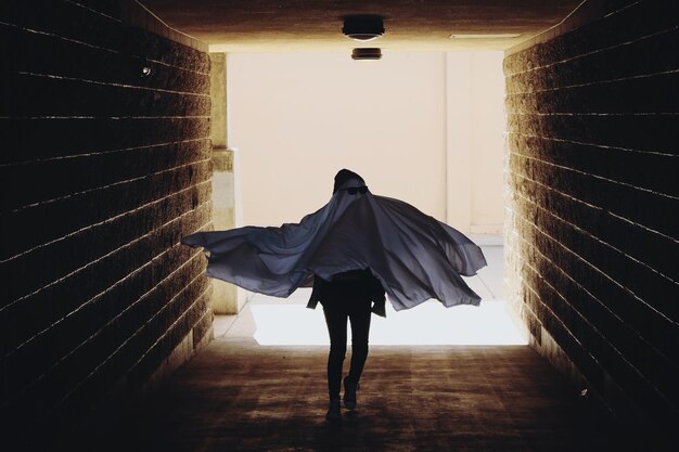 Foto un fantasma che cammina nel tunnel.