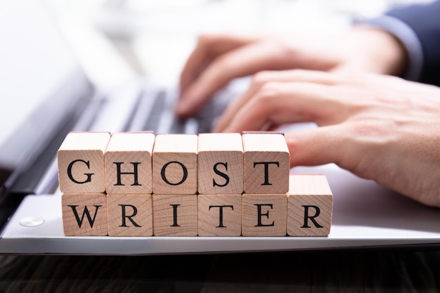 Деревянный блок Ghostwriter на клавиатуре компьютера