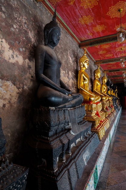 Statue giganti del buddha da un tempio a bangkok