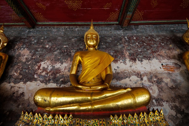 バンコクの寺院からの巨大な仏像
