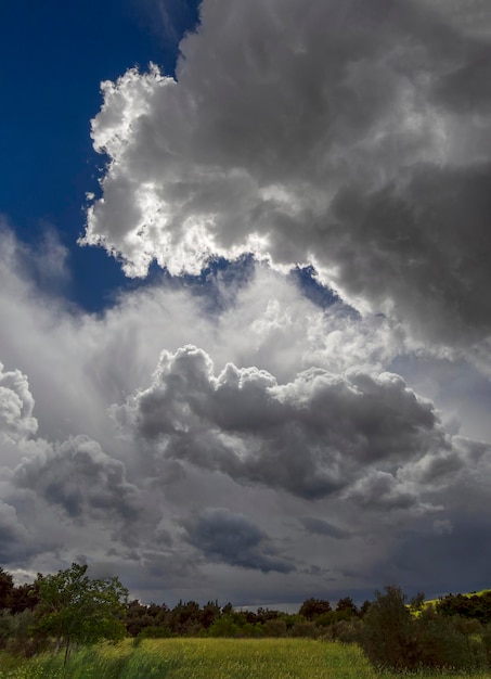 写真 ギリシャの島の村で夏の嵐が近づく前に巨大な積雲が雲