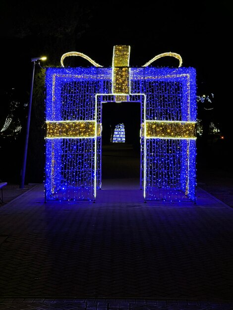 写真 夜の巨大なギフト クリスマス ライト