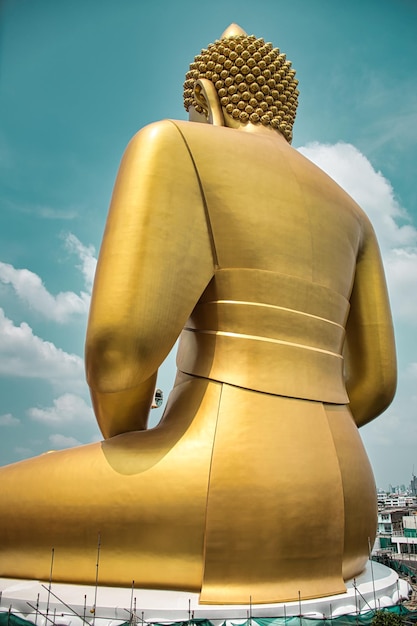 Photo giant golden buddha statue of dhammakaya thep mongkol buddha in wat paknam bhasicharoen temple