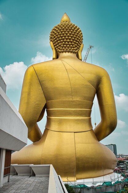 Photo giant golden buddha statue of dhammakaya thep mongkol buddha in wat paknam bhasicharoen temple