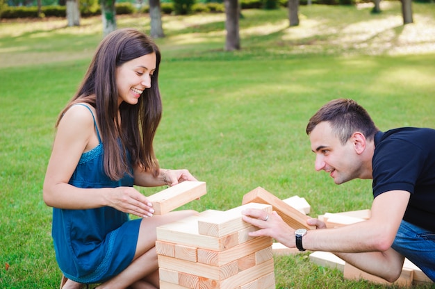 Giant outdoor block game, gioco su erba verde