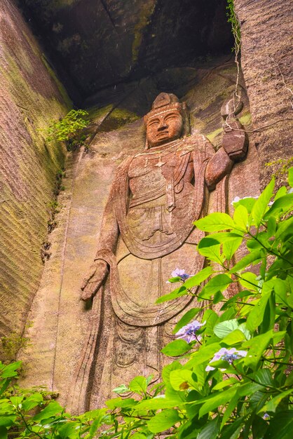 Photo giant relief image of japanese hyaku-shaku kannon buddha carved in mount nokogiri stone quarry