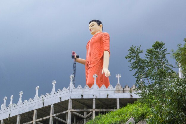 丘の上に巨大な仏像が立っています。