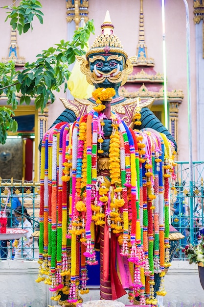 寺院に花輪を掛けている巨大な像