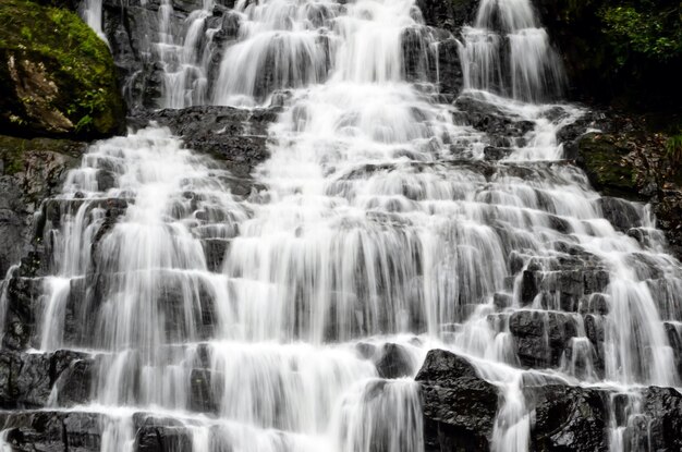 写真 頂上から天の川となって地面に落ちる巨大な滝