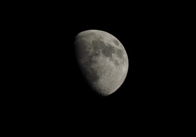 Luna gibbosa vista con il telescopio