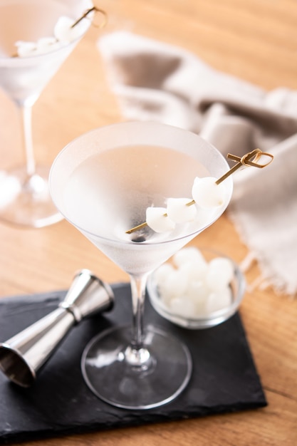 Gibson martini cocktail met uien op houten tafel