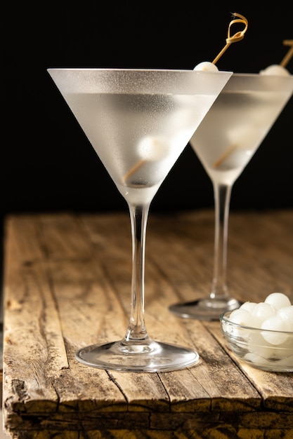 Foto gibson martini cocktail con cipolle sul tavolo di legno