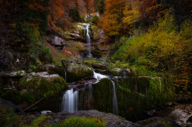 Giesbach-waterval omgeven door herfstbomen