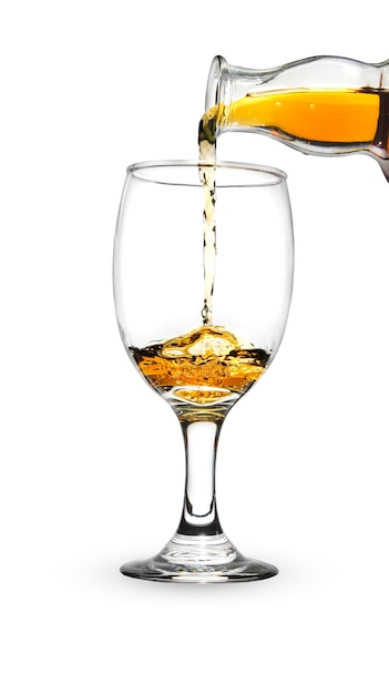 Giet de cognacdrank in het glas