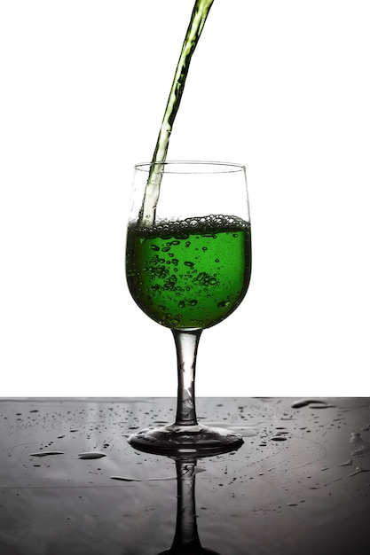 Giet het groene water in een glas wijn.