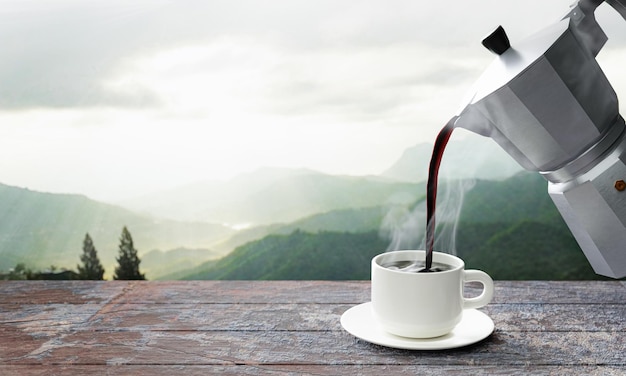 Giet vers gezette koffie of espresso uit de Mocha Pot in een witte koffiemok Hete koffie