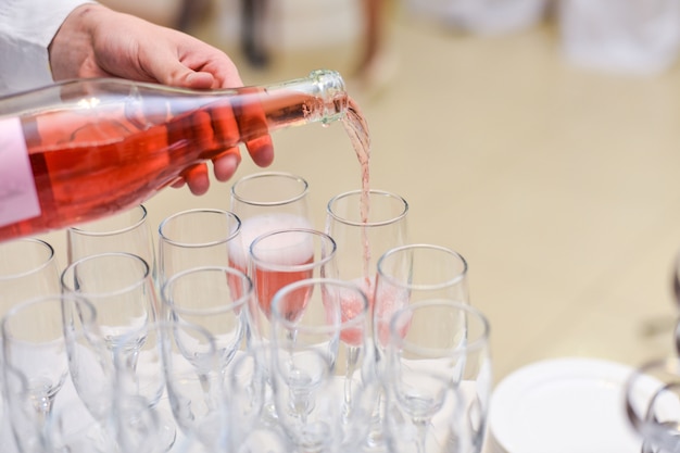 Gietend water op een glas witte achtergrond