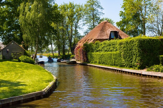 Giethoorn, Nederland, 30 mei 2021. Het beroemde dorp Giethoorn in Nederland met traditionele Nederlandse huizen, tuinen en waterkanalen en houten bruggen staat bekend als "Venetië van het noorden"