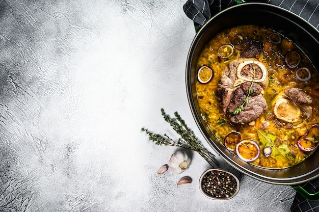 Gietijzeren pan met ossobuco gemaakt van kalfsschenkel