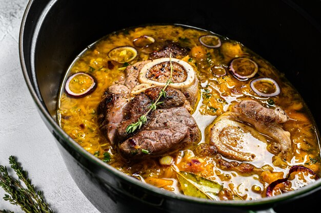 Gietijzeren pan met ossobuco gemaakt van kalfsschenkel