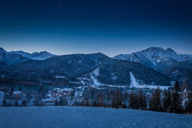 Giewont-piek bij dageraad in de winter in Zakopane Tatra-gebergte