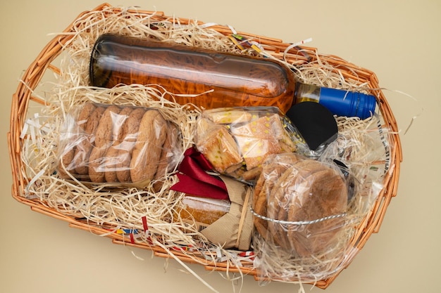 Cesto regalo con bottiglia di vino e biscotti