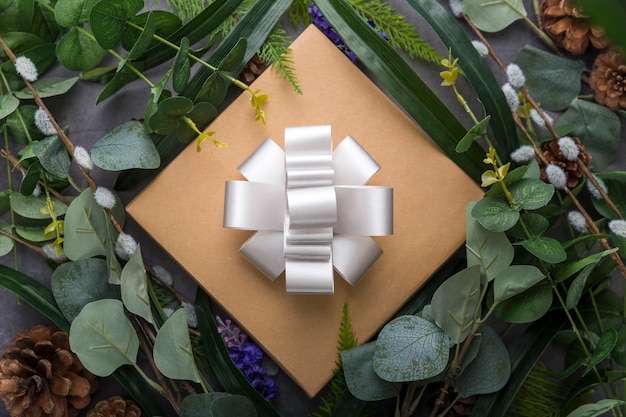 사진 선물 상자와 나뭇잎 배열