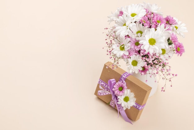 Фото Подарочная коробка пасхальные яйца и цветы