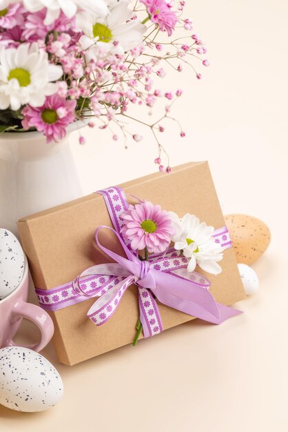 선물 상자 부활절 달걀과 꽃