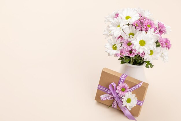 Подарочная коробка и букет цветов