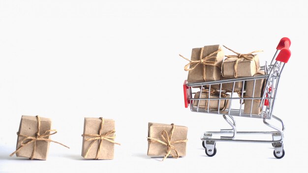 장바구니, 개념 온라인에서 많은 작은 종이에서 선물 상자 특별 한 날 선물을 쇼핑.