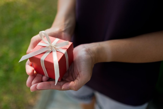 подарочная коробка в руке подарить подарочную упаковку украшение