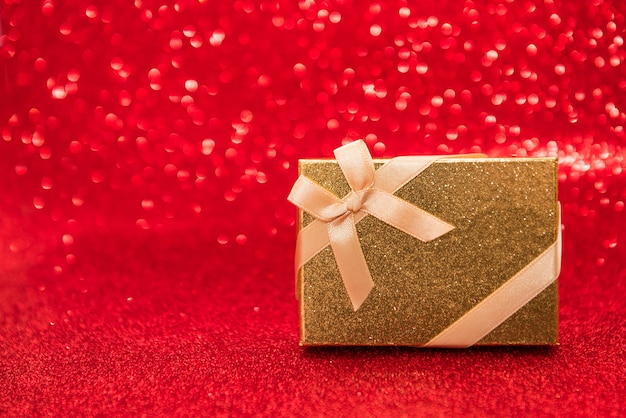 Confezione regalo isolato su sfondo di colore rosso, il giorno di san valentino o il concetto di vacanza di natale