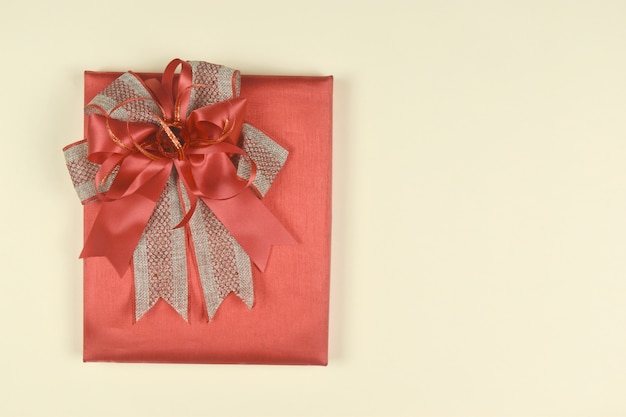 Фото Подарочная коробка на оранжевом фоне подарок на день рождения день святого валентина рождество новый год концепция