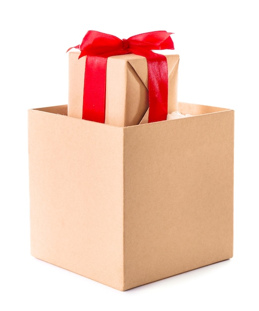 Foto confezione regalo in pacco su sfondo bianco