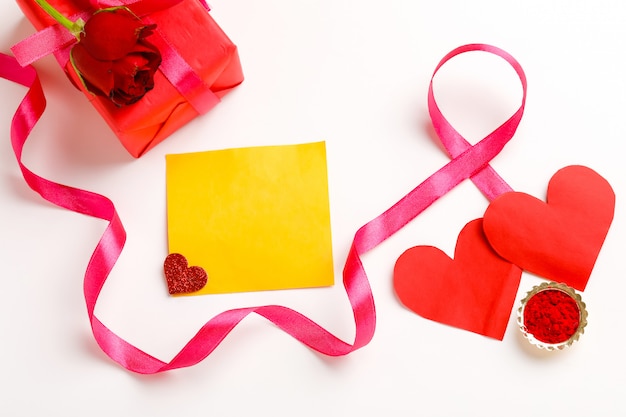 Confezione regalo, nastro rosa e piccola a forma di cuore con spazio di copia. concetto di san valentino