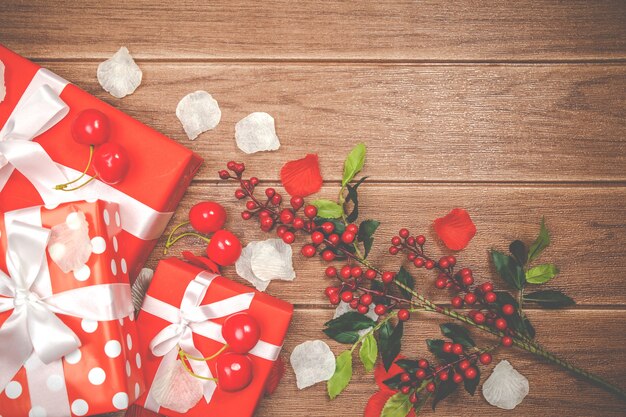 Подарочная коробка красный и аксессуары праздник новогодний фон.