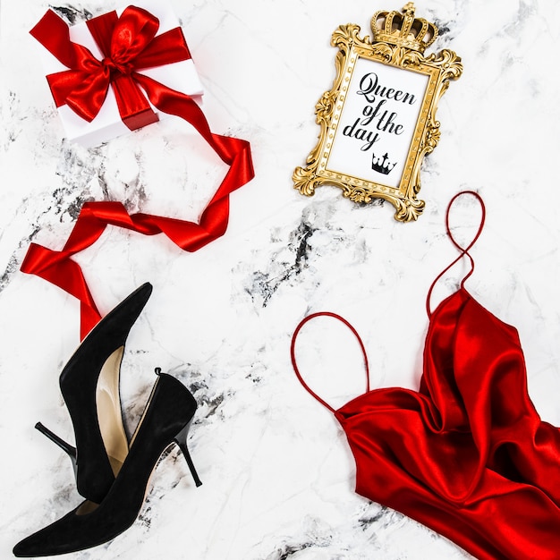 Подарочная коробка, красное платье, черные высокие каблуки.