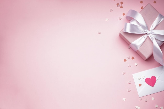 텍스트를 위한 공간이 있는 분홍색 배경에 발렌타인 데이를 위한 선물 상자, 평평한 위치.