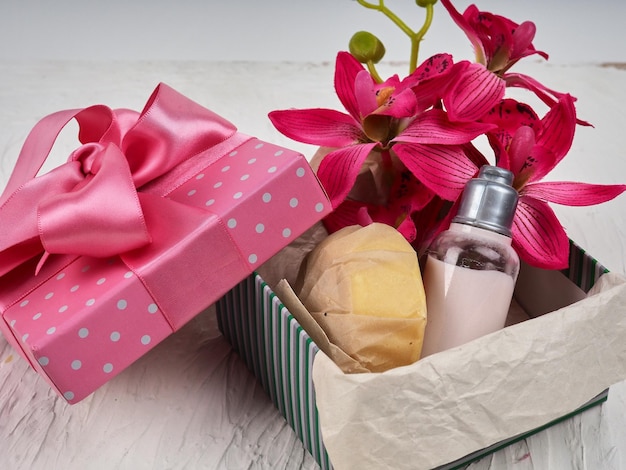 Foto scatola regalo con cosmetici sul tema del compleanno e del matrimonio di san valentino