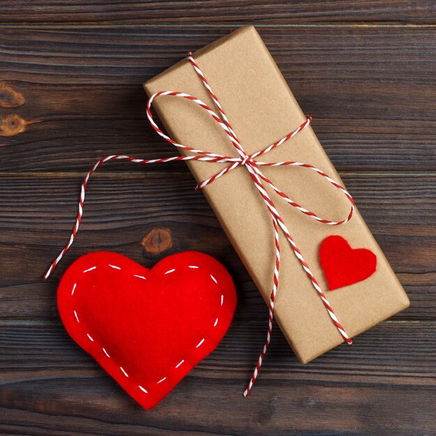 Подарочная коробка с тканевыми сердечками на черном деревянном столе
