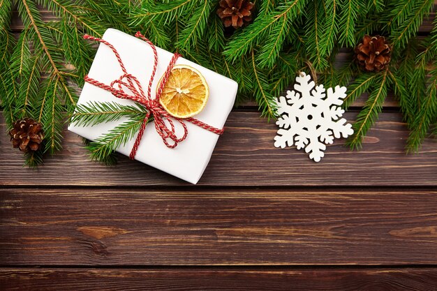 전나무 나무 가지와 크리스마스 장식 선물 상자