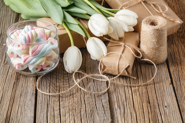 Foto confezione regalo con fiori e dolci