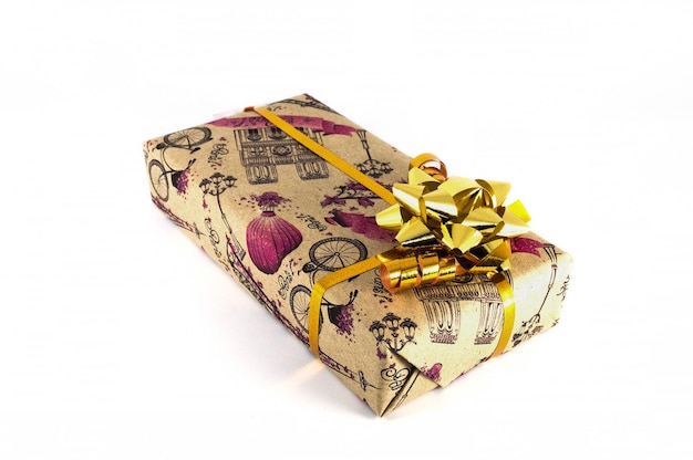 クリスマスや誕生日プレゼントの白い背景のクローズアップ写真に分離された小さな弓のギフトボックス