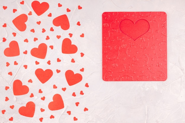 Подарочная коробка с бантом из красной ленты, валентинкой и бумажными сердечками конфетти