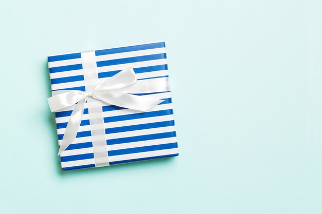 파란색 표면에 크리스마스 또는 새해 날 흰 나비, 복사 공간 평면도와 선물 상자